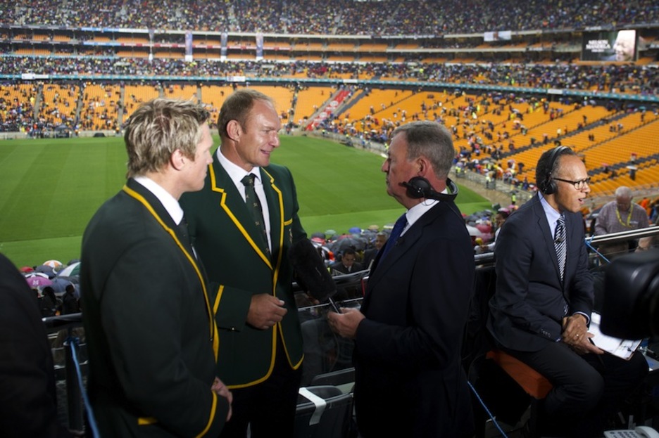 Miembros de la selección sudafricana de rugby atienden a los medios de comunicación. (Odd ANDERSEN/AFP)
