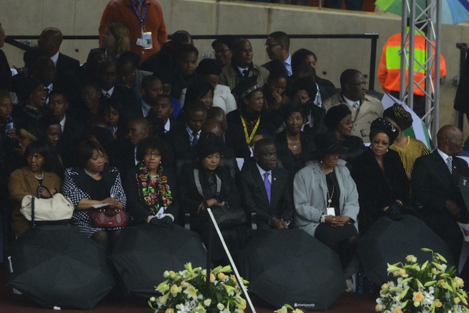 Familiares de Mandela, momentos antes de iniciar la ceremonia. (Roberto SCHMIDT/AFP)