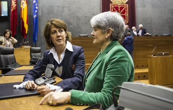 Yolanda Barcina junto a Lourdes Goicoechea, hoy en el Parlamento. (Jagoba MANTEROLA/ARGAZKI PRESS)