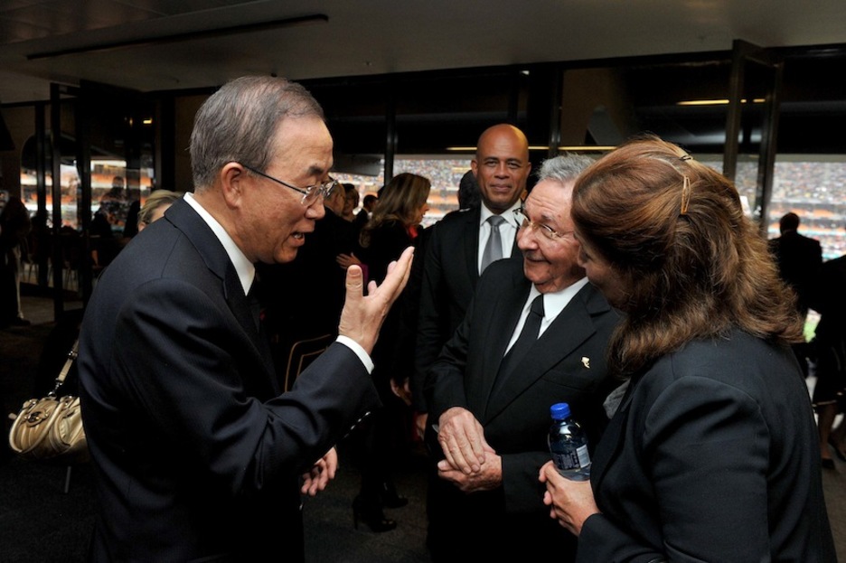 Ban Ki-moon conversa con Raúl Castro. (Elmond JIYANE/AFP) Ban Ki-moon conversa con Raúl Castro. (Elmond JIYANE/AFP)