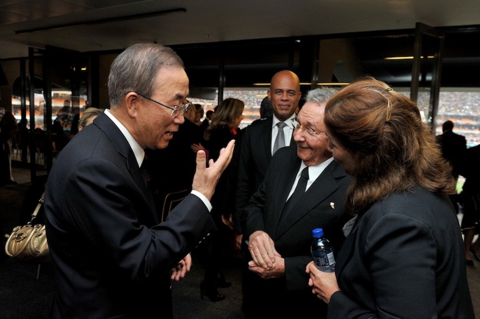 Ban Ki-moon conversa con Raúl Castro. (Elmond JIYANE/AFP)