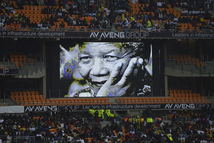 Imagen de Mandela en una de las pantallas del estadio. (Odd ANDERSEN/AFP)