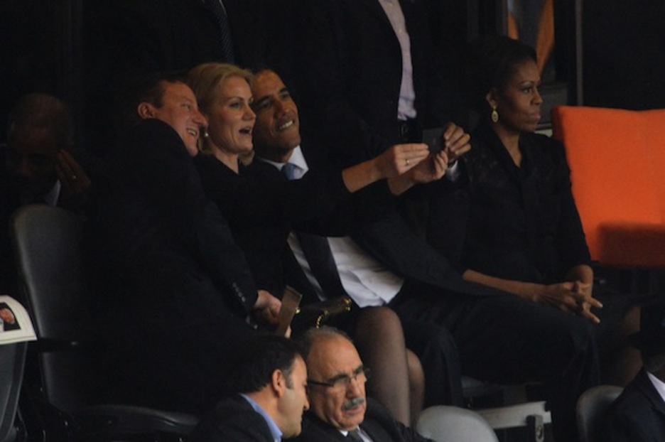 Barack Obama y David Cameron se fotografían junto a la primera ministra danesa, Helle Thorning Schmidt. (Robert SCHMIDT/AFP PHOTO)
