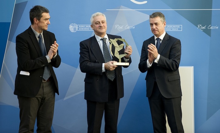 Javier Galparsoro, flanqueado por Jonan Fernández e Iñigo Urkullu. (Raúl BOGAJO/ARGAZKI PRESS)