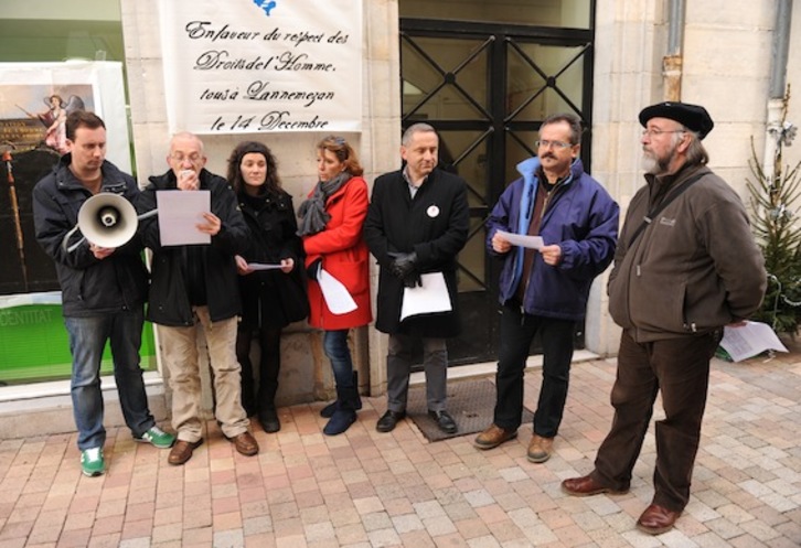 Renné Cassinen etxe aurrean egin dute elkarretaratzea. (Gaizka IROZ)