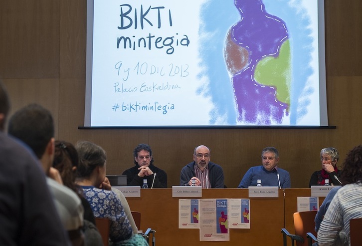 Txema Urkijo, Galo Bilbao, Patxi Elola y Axun Lasa, en las jornadas organizadas por Bakeola. (Luis JAUREGIALTZO/ARGAZKI PRESS)