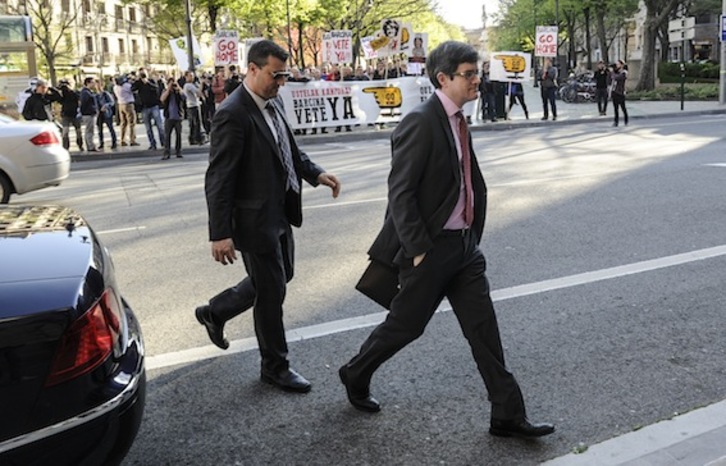 El consejero navarro de Educación, José Iribas, a su llegada al Parlamento. (Jagoba MANTEROLA/ARGAZKI PRESS)