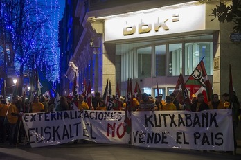 Concentración de trabajadores de Euskaltel frente a las oficinas de Kutxabank en Bilbo. (Luis JAUREGIALTZO/ARGAZKI PRESS)