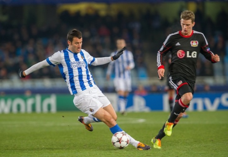 Imanol Agirretxe pugna por un balón durante el encuentro. (Andoni CANELLADA/ARGAZKI PRESS)