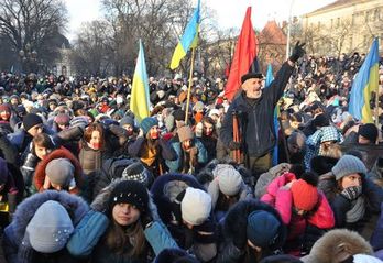 Siguen las protestas en el centro de la capital ucraniana. (Yuriy DYACHYSHYN/AFP)