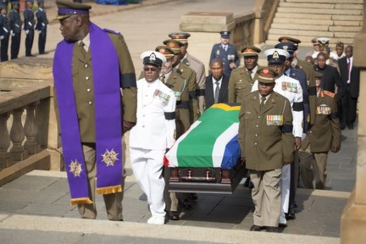 Militares llevan el féretro a la sede del Gobierno sudafricano donde se ha instalado la capilla ardiente. (Marco LONGARI/AFP)