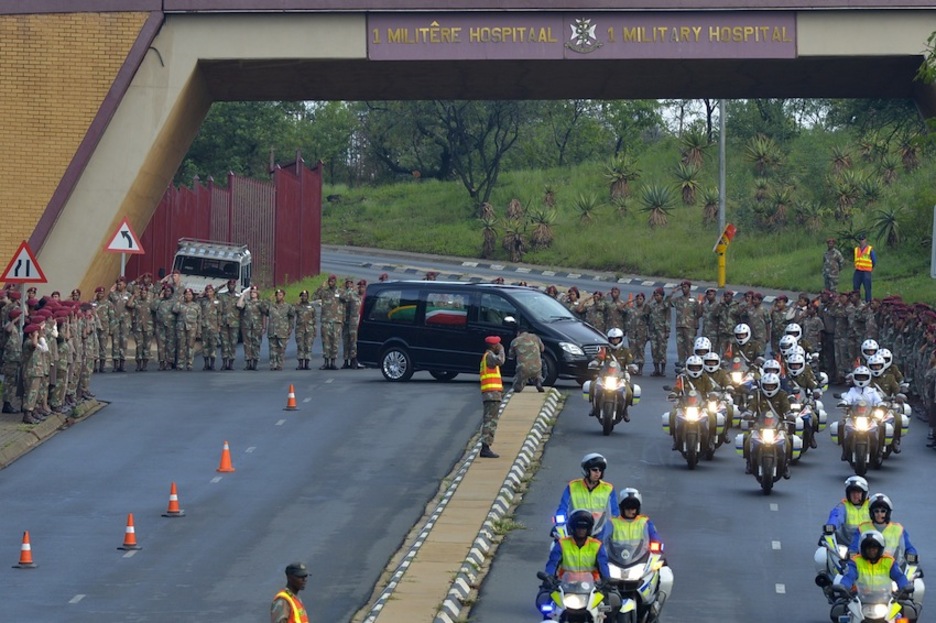 El vehículo que ha trasladado los restos de Mandela ha salido esta mañana del hospital militar de Pretoria. (Alexander JOE/AFP) El vehículo que ha trasladado los restos de Mandela ha salido esta mañana del hospital militar de Pretoria. (Alexander JOE/AFP)