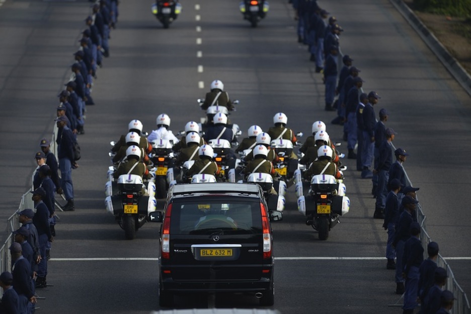 El féretro ha sido escoltado por una docena de motos policiales. (Odd ANDERSEN/AFP) El féretro ha sido escoltado por una docena de motos policiales. (Odd ANDERSEN/AFP)