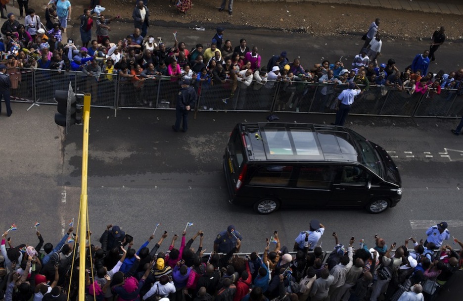 En las calles de la ciudad han sido cientos las personas que han aguardado al desfile. (Pedro UGARTE/AFP) En las calles de la ciudad han sido cientos las personas que han aguardado al desfile. (Pedro UGARTE/AFP)