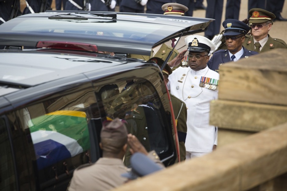 Tras el desfile, el cuerpo de Mandela ha sido recibido por oficiales militares. (Marco LONGARI/AFP) Tras el desfile, el cuerpo de Mandela ha sido recibido por oficiales militares. (Marco LONGARI/AFP)