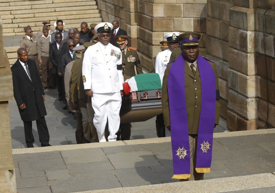 Es allí donde ha quedado instalada la capilla ardiente de Madiba, a la que solo podrán acceder personas acreditadas. (Kim LUDBROOK/AFP) Es allí donde ha quedado instalada la capilla ardiente de Madiba, a la que solo podrán acceder personas acreditadas. (Kim LUDBROOK/AFP)