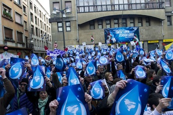 Ehunka lagunek osatu zuten larunbatean Durangon preso eta iheslarien eskubideen aldeko olatu urdina. (Monika DEL VALLE/ARGAZKI PRESS)