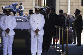 Militares llevan el féretro a la sede del Gobierno sudafricano donde se ha instalado la capilla ardiente. (Marco LONGARI/AFP)