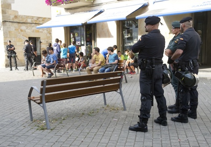 La Guardia Civil tomó Altsasu con motivo del Ospa Eguna de 2013. (Raul BOGAJO/ARGAZKI PRESS)