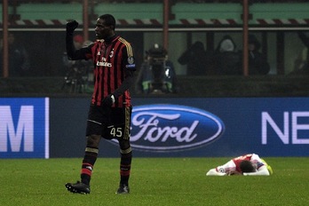 El milanista Balotelli celebra el agónico pase a octavos. (Giuseppe CACACE / AFP PHOTO)