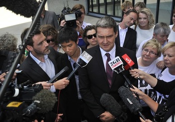 El director de la organización Australianos por la Equidad en el Matrimonio, Rodney Croome, valora el fallo. (Mark GRAHAM/AFP PHOTO)