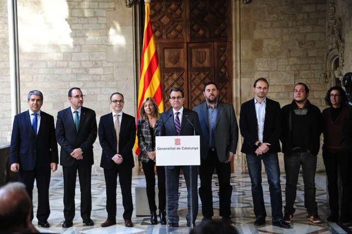 El president, Artur Mas, junto a representantes de los partidos implicados en el acuerdo. (AFP)