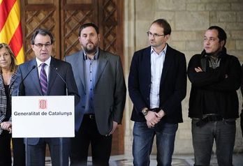 Artur Mas, acompañado por varios representantes políticos durante el anuncio de la fecha de la consulta. (Josep LAGO/AFP)