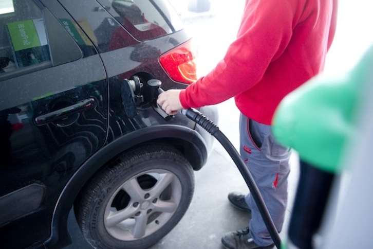 La bajada de los precios de los carburantes ha sido inferior a la de 2014. (Iñigo URIZ/ARGAZKI PRESS)