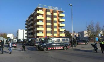 Una decena de furgones policiales ha rodeado el edificio para su desalojo. (@PAH_Girona)