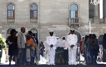 Decenas de miles de sudafricanos están pasando por Union Buildings para dar su último adiós a Mandela. (Matt DUNHAM/AFP PHOTO)