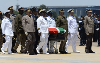 El féretro de Mandela es trasladado al avión. (Stephane de SAKUTIN / AFP)