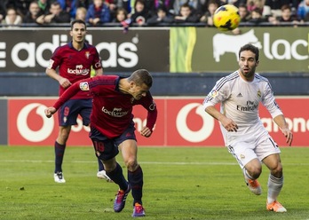 Oriol Riera cabecea el balón que ha supuesto el 1-0. (Jagoba MANTEROLA / ARGAZKI PRESS)