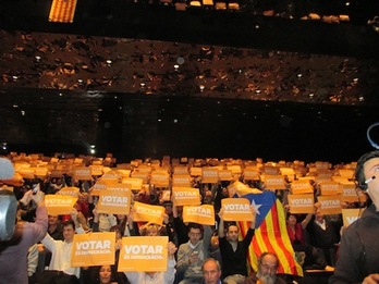 «Votar es democracia», rezaban los carteles exhibidos por los simpatizantes de ERC. (Aritz ZALDUA)