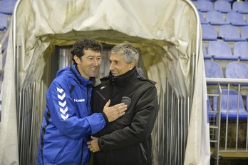 Juan Carlos Mandía se saluda con el técnico del Lugo, Quique Setién. (Raúl BOGAJO / ARGAZKI PRESS) 