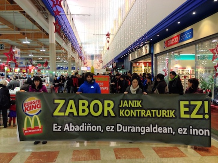 La manifestación, en el interior del centro comercial de Eroski. 