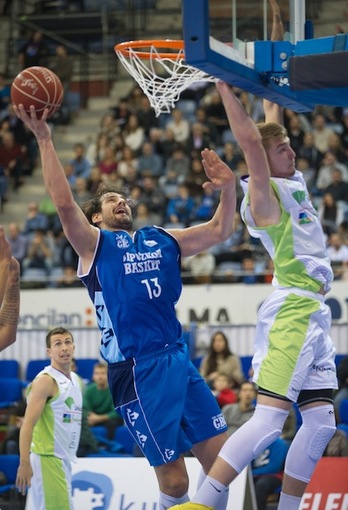 David Doblas se dispone a anotar dos puntos en el aro malagueño. (Andoni CANELLADA / ARGAZKI PRESS)