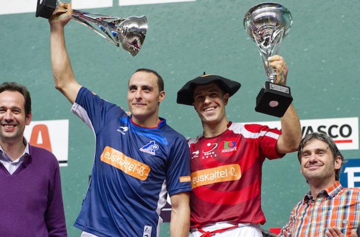 Los dos finalistas saludan con sus trofeos. (Raúl BOGAJO / ARGAZKI PRESS)