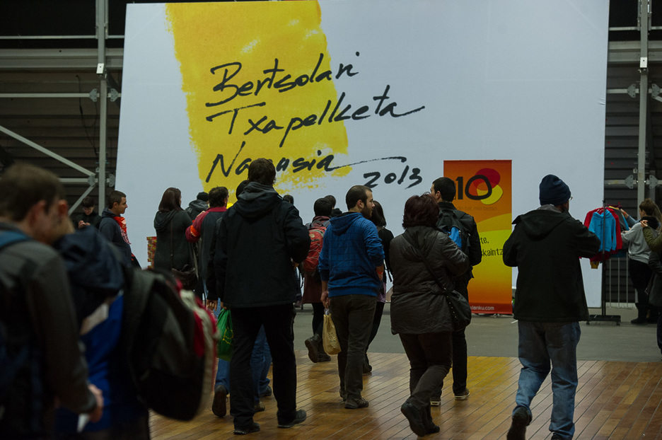 Bertsozaleak lehen orduetatik hurbvildu dira BECera. (Luis JAUREGIALTZO / ARGAZKI PRESS)