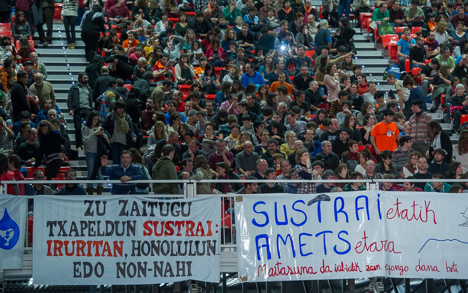 Sustrai Klina eta Amets Arzallusen aldeko pankartak. (Luis JAUREGIALTZO / ARGAZKI PRESS)
