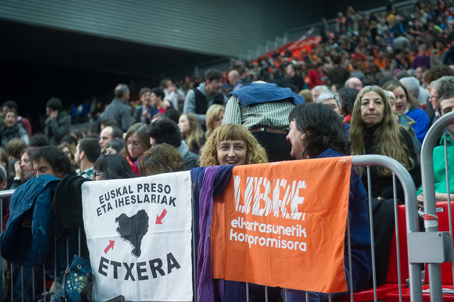 Aldarrikapenerako beta ere hartu dute harmailetan. (Luis JAUREGIALTZO / ARGAZKI PRESS)