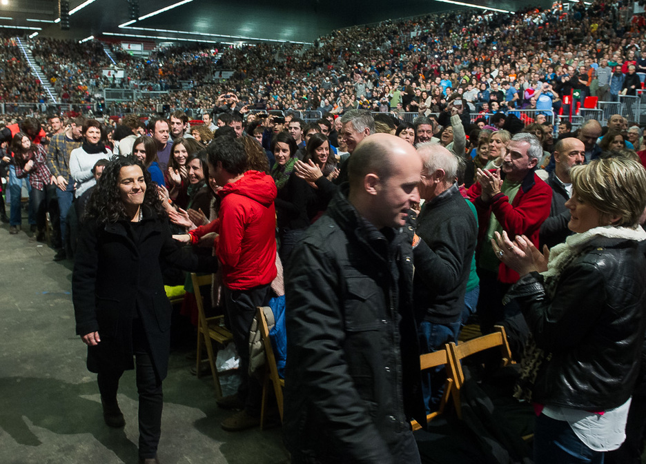 Bertsolariak oholtzara bidean. (Luis JAUREGIALTZO / ARGAZKI PRESS)