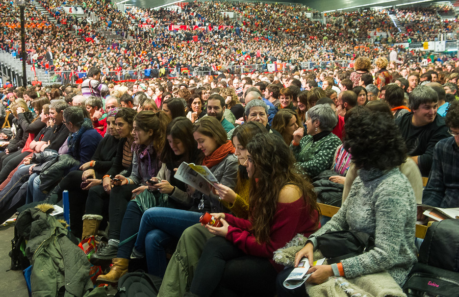 Milaka lagun batu dira BECen. (Luis JAUREGIALTZO / ARGAZKI PRESS)