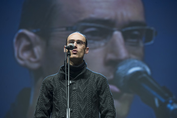 Zortzi bertsolariak taula gainean. (Luis JAUREGIALTZO / ARGAZKI PRESS)