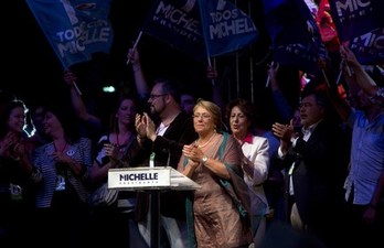 Michelle Bachelet celebra su victoria tras conocer los resultados. (Claudio REYES/AFP)