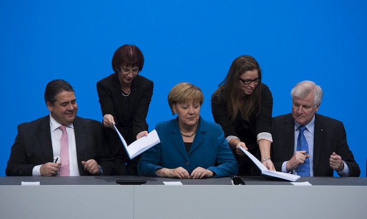 Sigmar Gabriel, Angela Merkel y Horst Seehofer se preparan para firmar el acuerdo. (Johannes EISELE/AFP) 