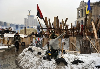 Una barricada en la Plaza de la Independencia de Kiev. (Yuriy DYACHYSHYN/AFP PHOTO)