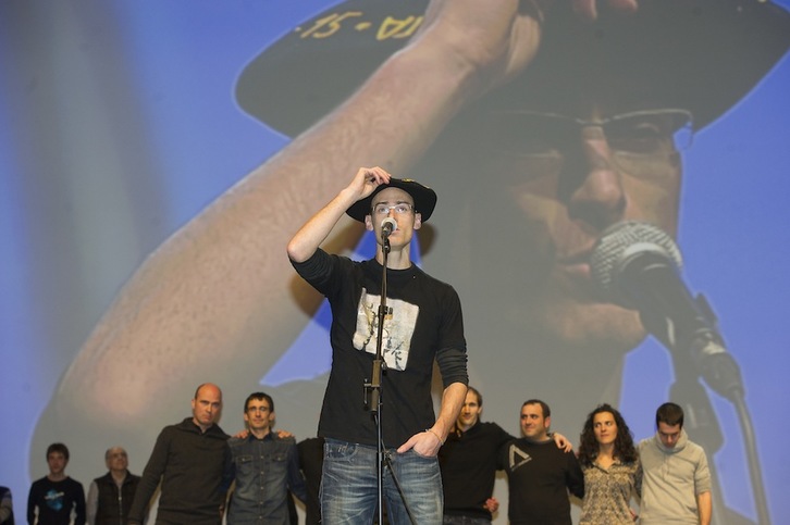 Amets Arzallus, agurra kantatzen. (Luis JAUREGIALTZO/ARGAZKI PRESS)