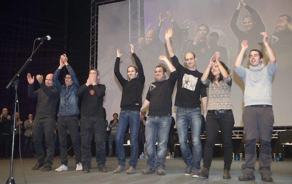 Finalean kantuan izan ziren zortzi bertsolariak, ikusleei agur egiten. (Luis JAUREGIALTZO/ARGAZKI PRESS)