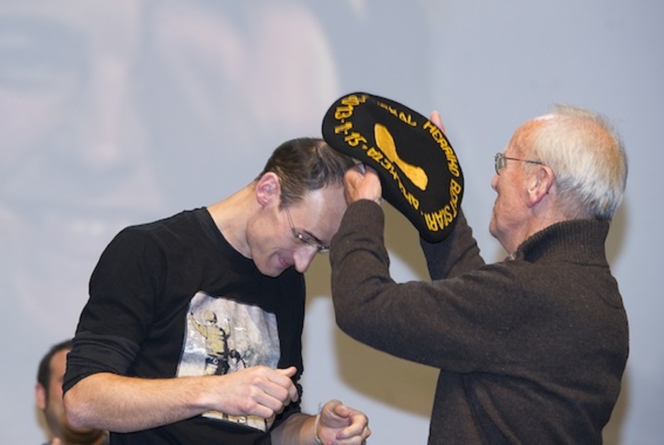 Joanito Dorronsorok jarri dio txapela Arzallusi. (Luis JAUREGIALTZO/ARGAZKI PRESS)