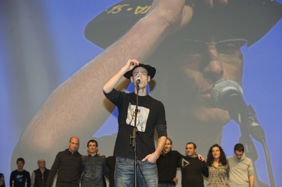 Amets Arzallus, txapeldunaren agurra kantatzen. (Luis JAUREGIALTZO/ARGAZKI PRESS)